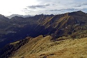 88 Il lungo crinale di discesa dal Monte Arete 